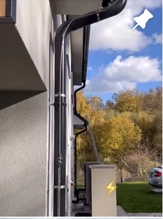 Detail svodu hromosvodu na fasádě